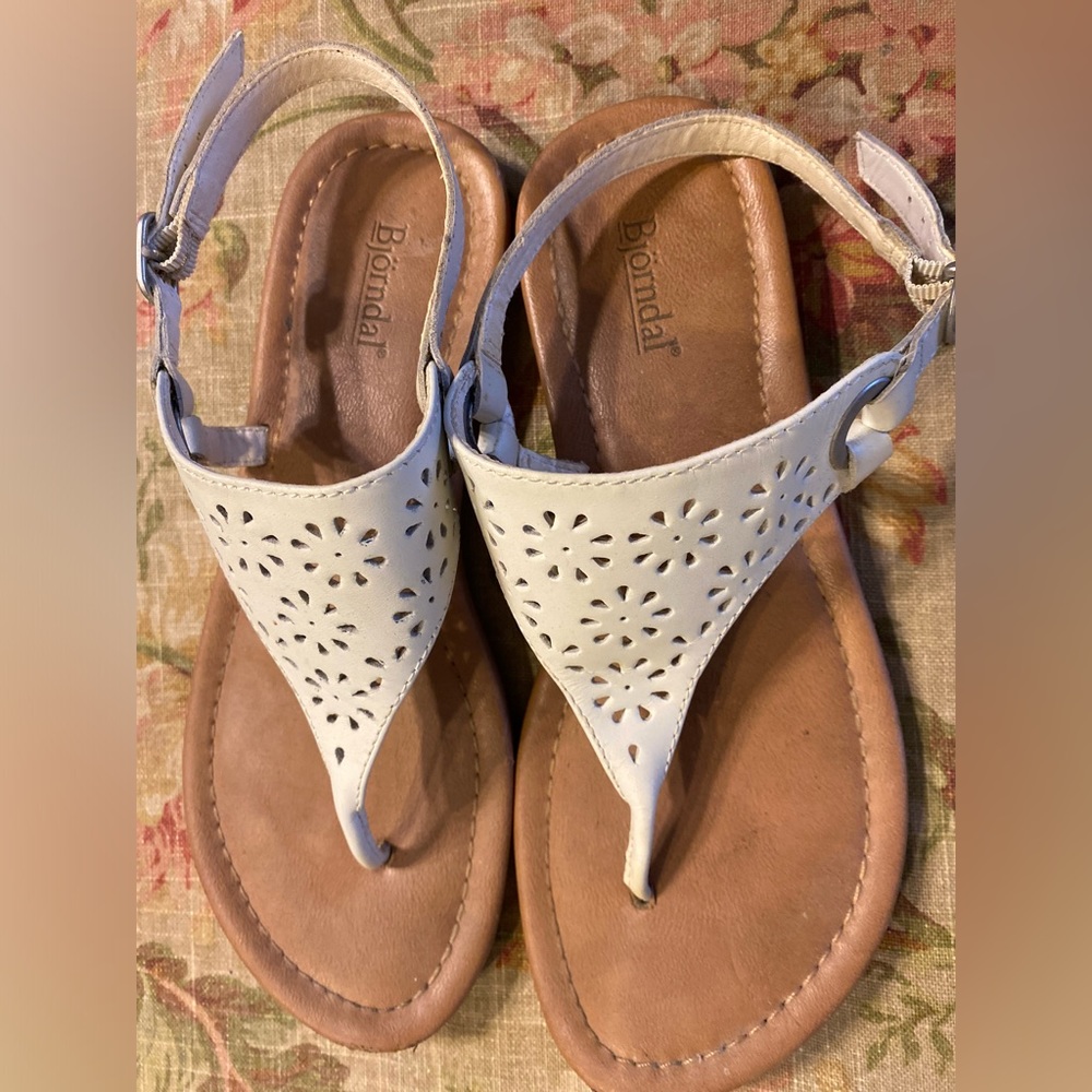 Size 7 white sandals